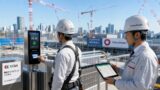 工事現場の入り口に設置された建設キャリアアップシステム（CCUS）のリーダーにカードをタッチする技能者
