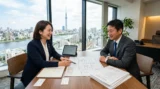 江東区で建設業許可申請を行政書士に相談する様子